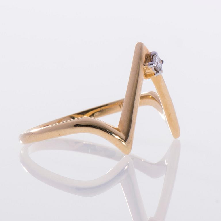 RING, 18K guld, liten briljantslipad diamant. Vikt 2,1 g.