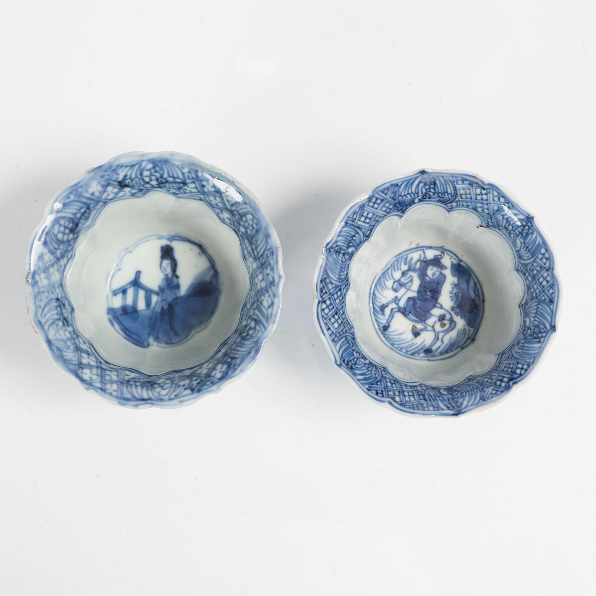 Koppar, två stycken, samt fat, porslin, Kina, Qingdynastin, Kangxi (1662-1722).
