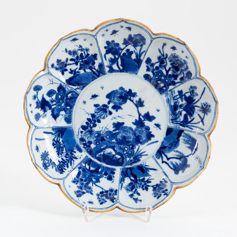 A blue and white flower shaped dish, Qing dynasty, Qianlong (1736-995).