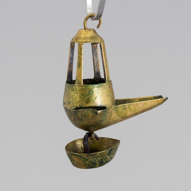 AN 18TH CENTURY BRONZE OIL LAMP.