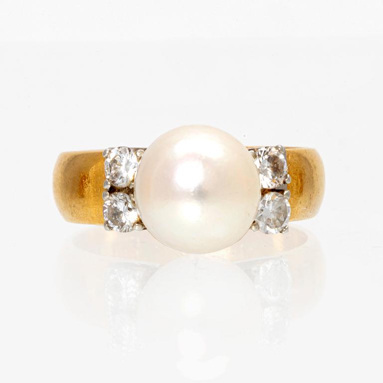 A 23K white and red gold ring with round brilliant cut diamonds and a cultured pearl.