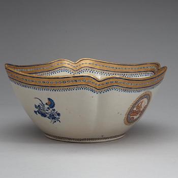 An enamelled part dinner service, Qing dynasty, Jiaqing (1796-1820). (15 pieces).