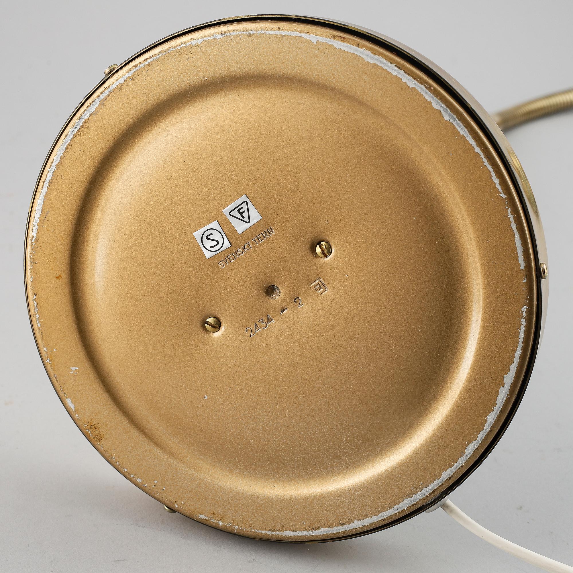 JOSEF FRANK, a model 2434 desk light from Svenskt Tenn.