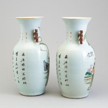 A pair of Chinese porcelain urns from around year 1900.