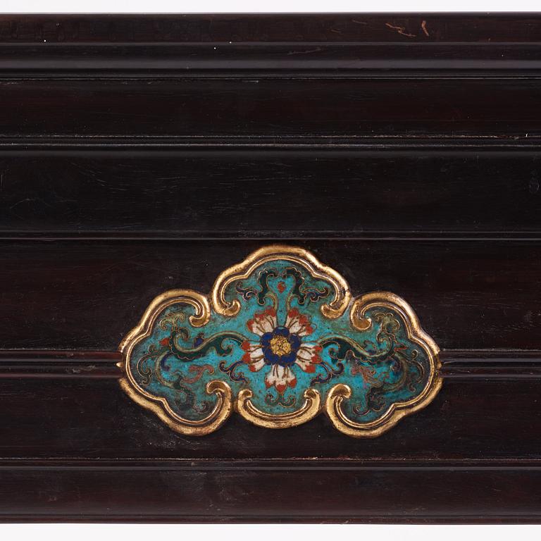 Altarbord, zitan, med infällda  plaketter av cloisonné.  Qingdynastin, Qianlong (1736-95).