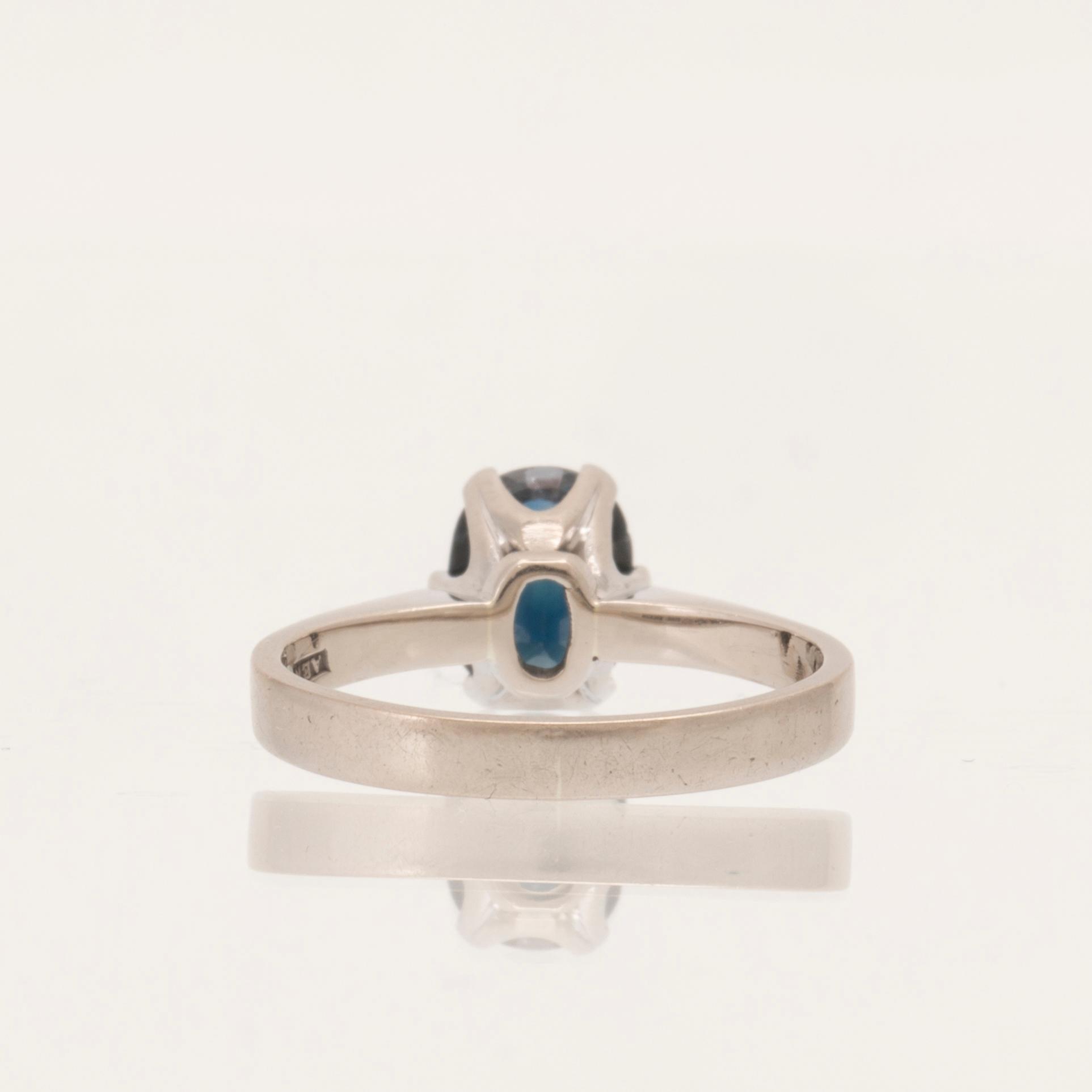 Ring 18K vitguld med oval fasetterad safir, Atelier Ajour Stockholm 1985.