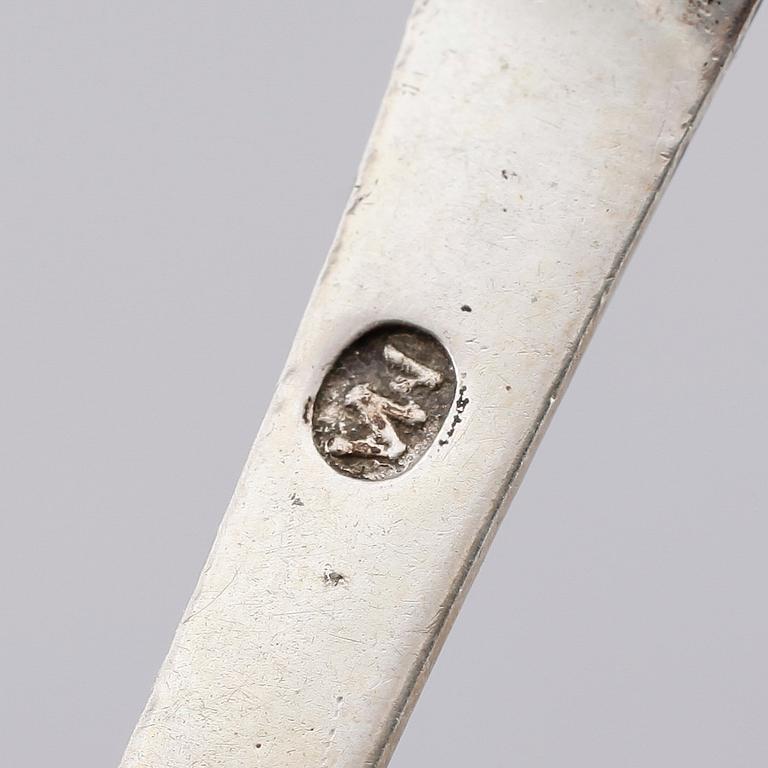 SKEDAR, 6 st samt GAFFLAR, 2 st, olika modeller, 1700-1900-tal. Vikt ca 444 gram.