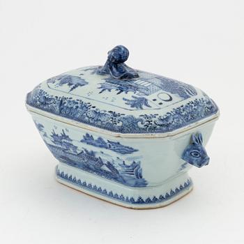 A Chinese porcelain tureen with cover, Qing dynasty, Qianlong (1736-1795).