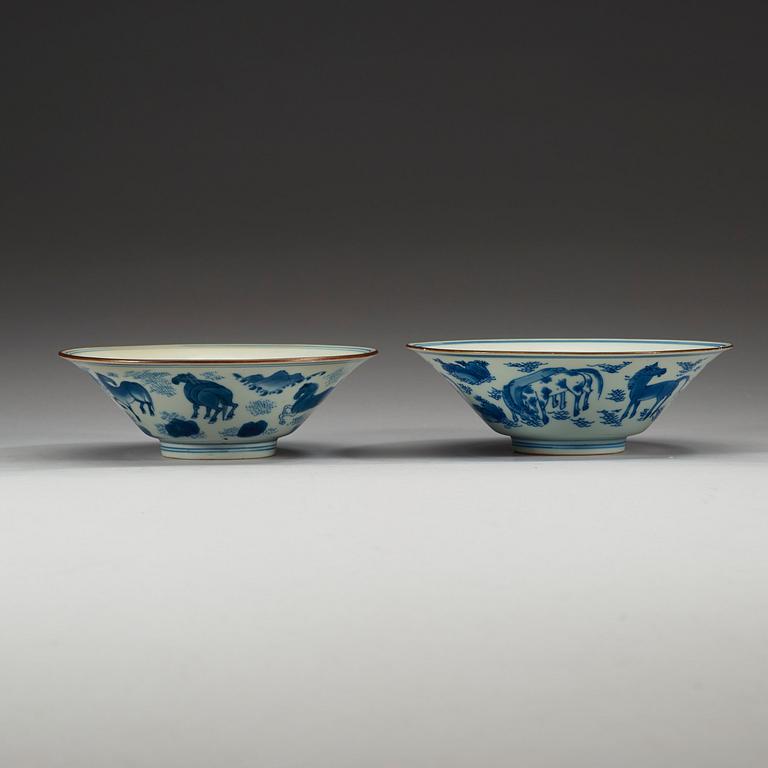 A pair of blue and white Transitional bowls, 17th Century.