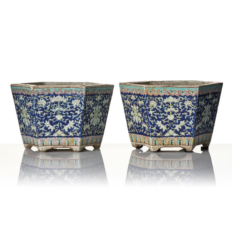 Ytterfoder, två stycken, porslin. Sen Qingdynasti/tidigt 1900-tal.