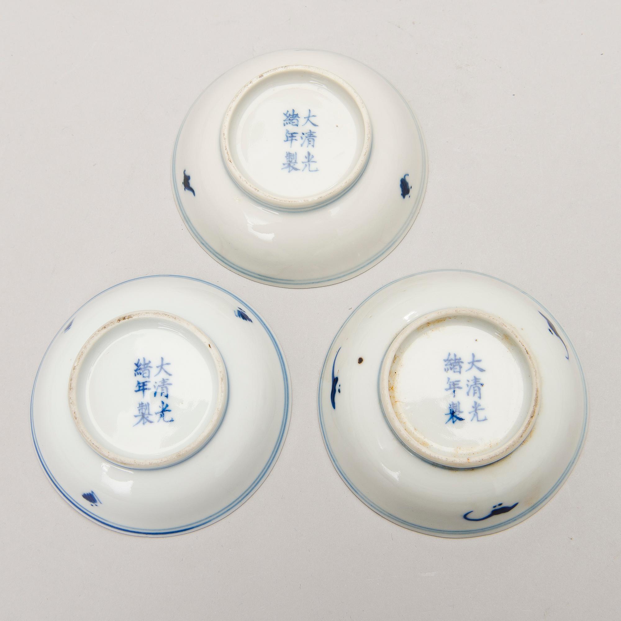 A set of six porcelain Chinese objects.