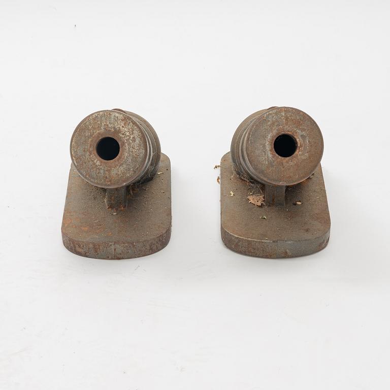 A pair of iron decoration cannons, 20th century.
