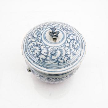 A Chinese porcelain bowl with lid 20th century.