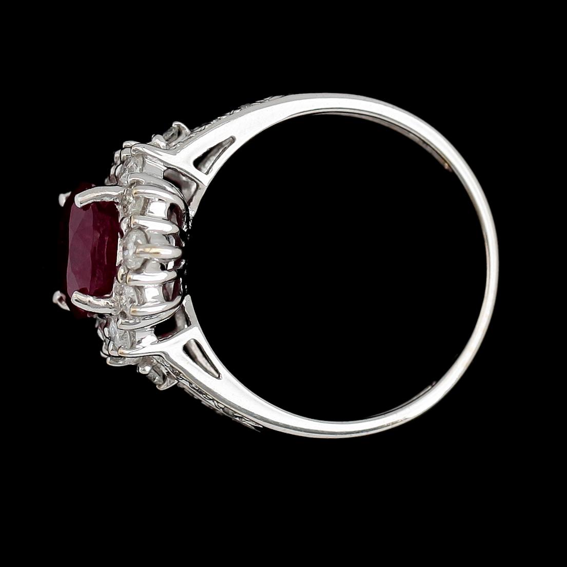 RING, 10K vitguld, rubin ca 3.15 ct, diamanter tot ca 0.70 ct.