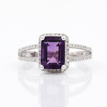 RING, 14K vitguld med ametist ca 8x6 mm och diamanter tot 0,25 ct. Vikt 2 gram.