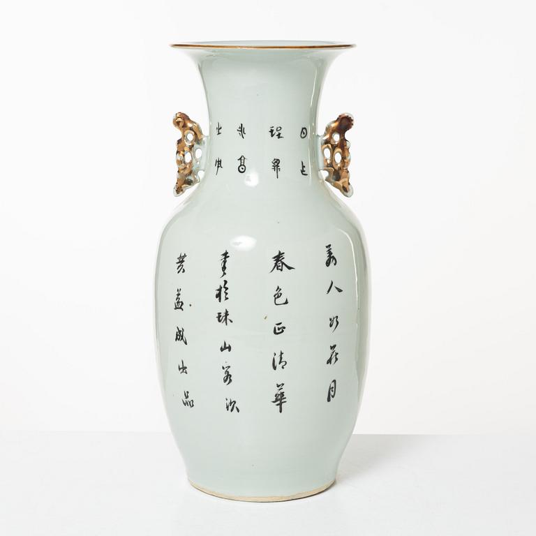 A porcelain vase, China, republic, 20th century.