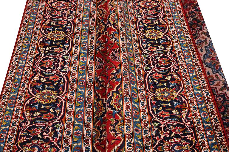 A carpet, Kashan, ca 373 x 282 cm.