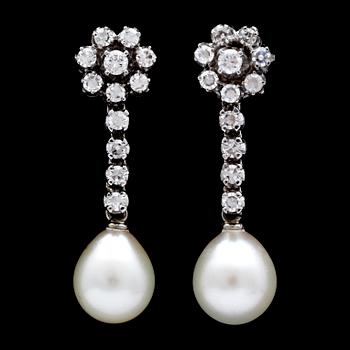 77. A pair of cultured pearl and diamond earrings, tot. app. 0.60 cts.
