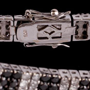 ARMBAND, 18k vitguld med 240 briljantslipade diamanter, totalt 6.19 ct. Vikt 22 g.