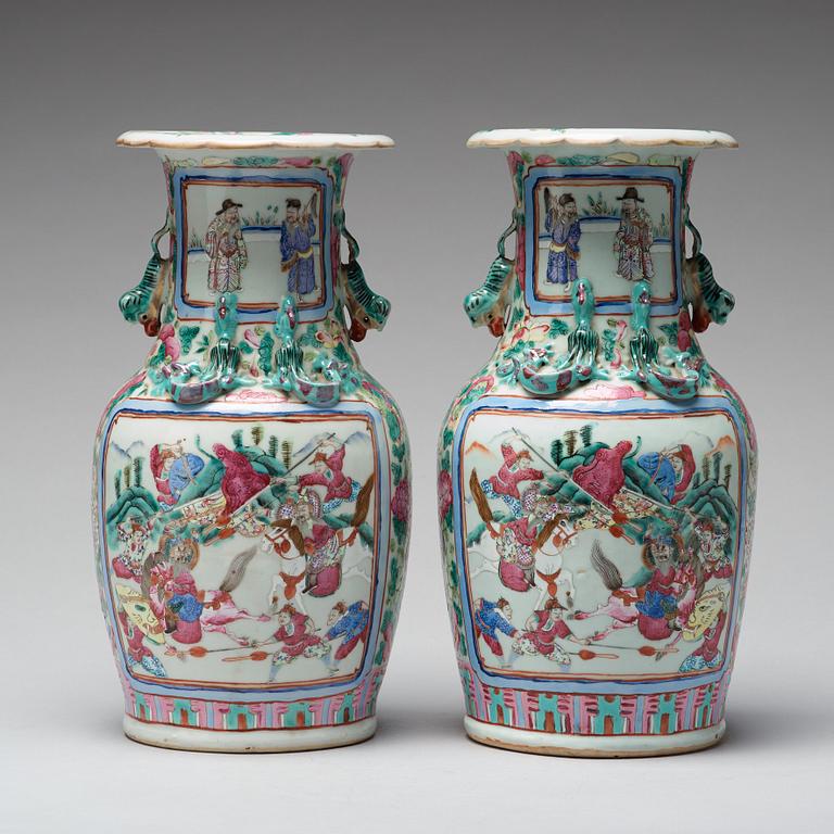 VASER, ett par, porslin. Qingdynastin, 1800-tal.