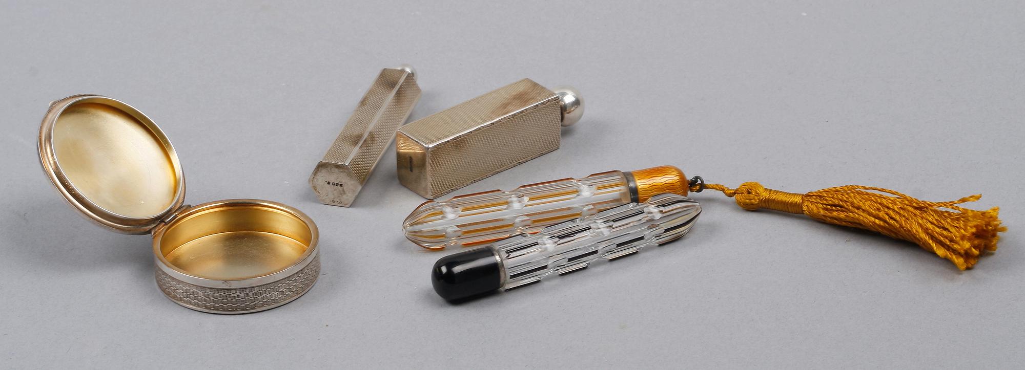 DOSA samt FLAKONGER, 4 st, art deco, silver och glas, 1920/30-tal. Ca 55 g silver.