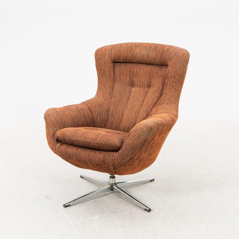 A 1970s easy chair.
