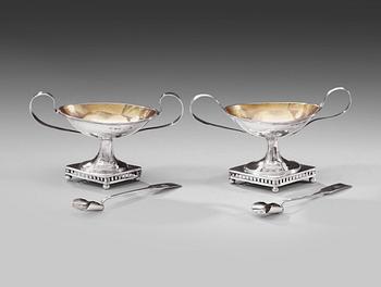 A PAIR OF SALT CELLARS AND SPOONS.