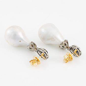 Earrings with baroque-shaped cultured pearls, sapphires, and brilliant-cut multi-coloured diamonds.