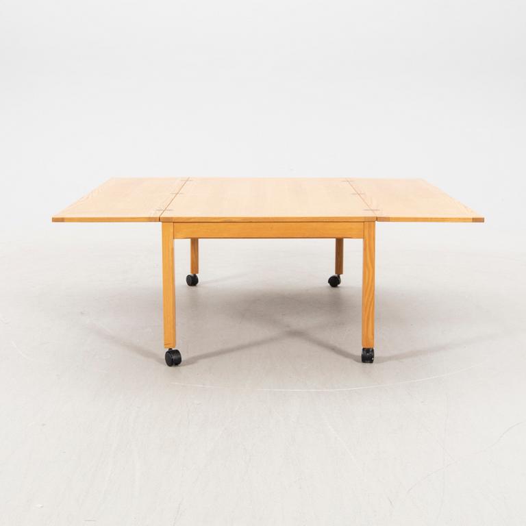 Børge Mogensen, an oak coffee table, model 5362, Fredericia Stolefabrik.