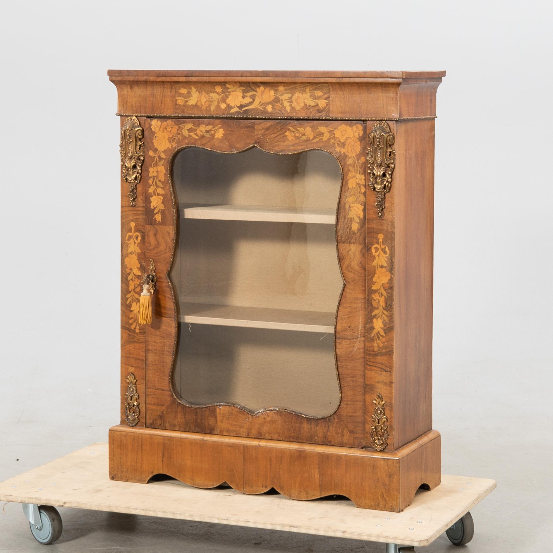 Vitrinskåp, Louis XV-stil, 1900-talets första hälft.