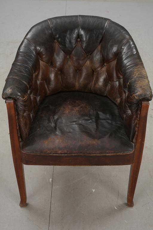 FÅTÖLJ, läderklädd, 1900-talets första hälft.