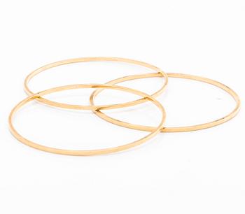 BANGLES, 3 identical, 18K gold,  inner circumference approx 19 cm, no opening mechanism.