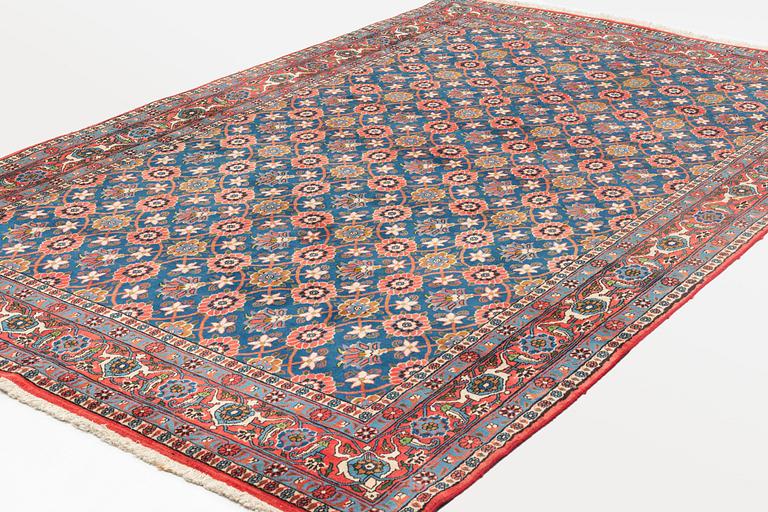 A carpet, semi-antique, Veramin, ca 316 x 204,5 cm.