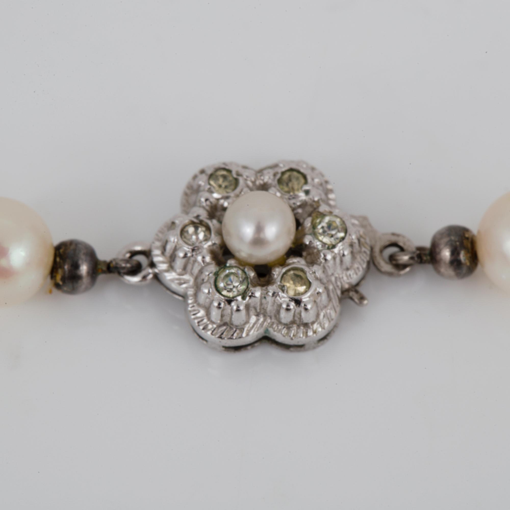 COLLIER, med odlade pärlor och lås i silver.