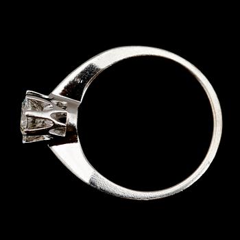RING, 18 k vitguld, briljantslipad diamant 0,70 ct enl gravyr.