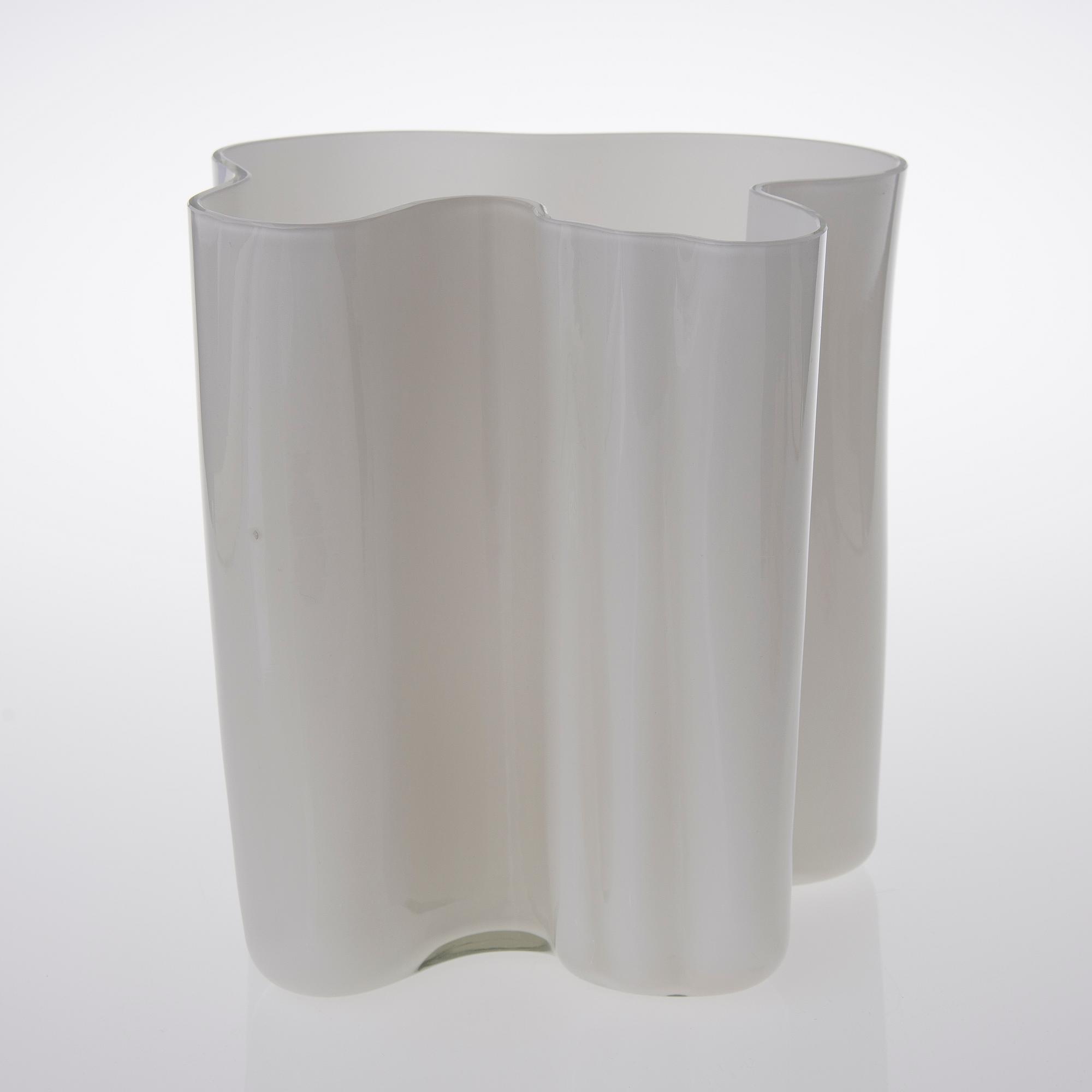 A '3031' vase signed Alvar Aalto, Iittala -56.