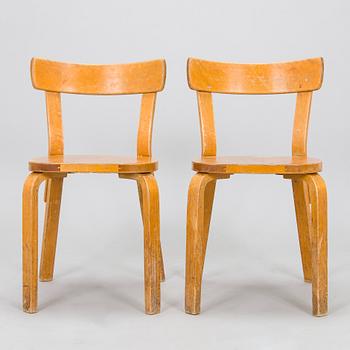 Alvar Aalto, stolar, ett par, modell 69, O.Y. Huonekalu- ja Rakennustyötehdas A.B. 1900-talets mitt.