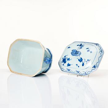 A blue and white tureen with cover, Qing dynasty, Qianlong (1736-1795).