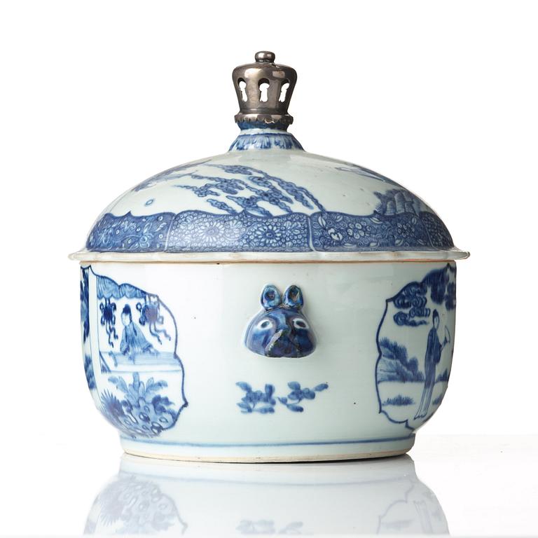 A blue and white tureen with cover, Qing dynasty, Qianlong (1736-95).