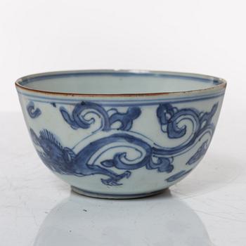 A Chinese blue and white kui dragon bowl, Ming dynasty, 17th century.