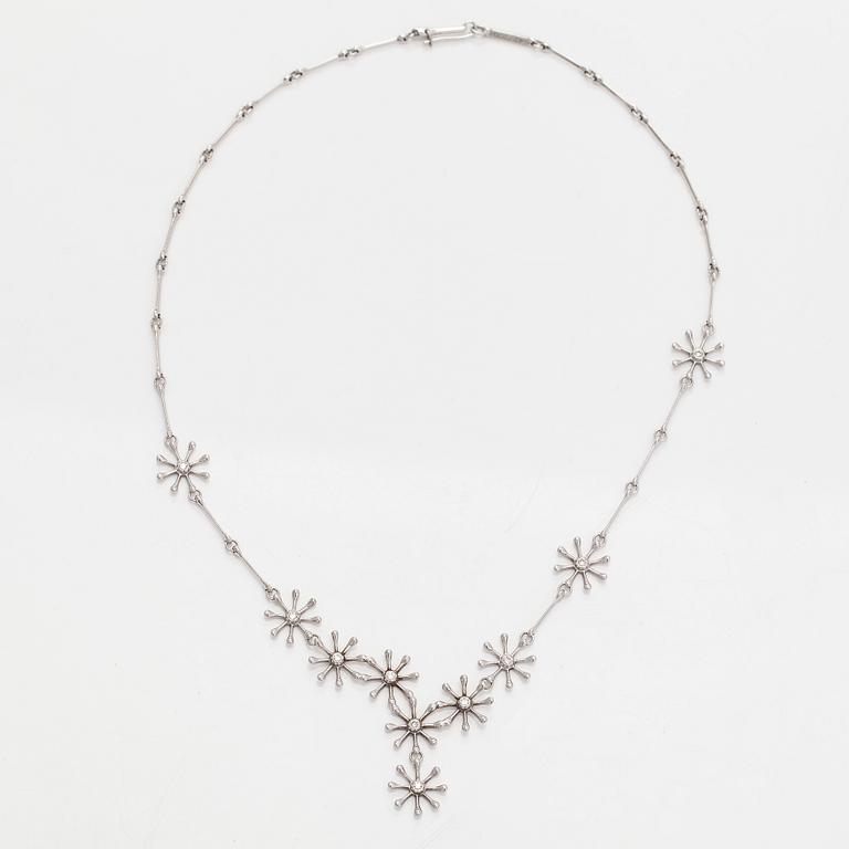 Kalevala Koru, collier, "Polaris", 18K vitguld och briljantslipade diamanter, Kirsti Doukas, 2006.