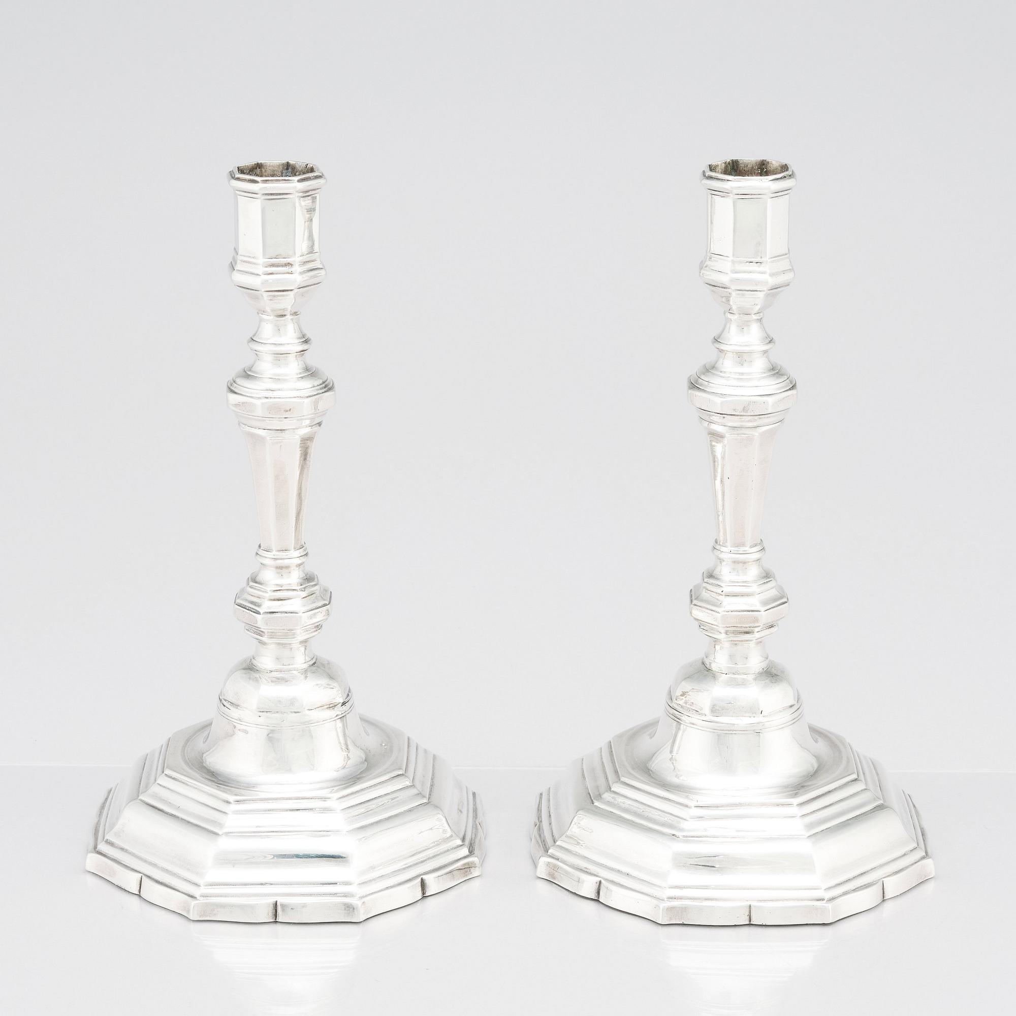 Ljusstakar, ett par, silver, Antoine Bailly. Charge och déchargestämplad Paris 1750-1756.
