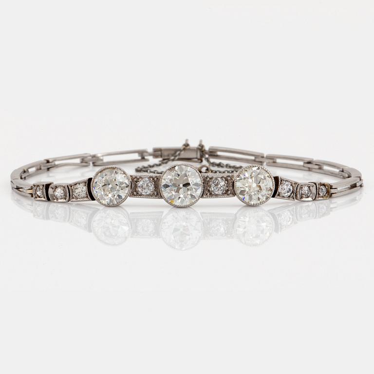 Armband platina med tre gammalslipade diamanter total vikt ca 3.25 ct.