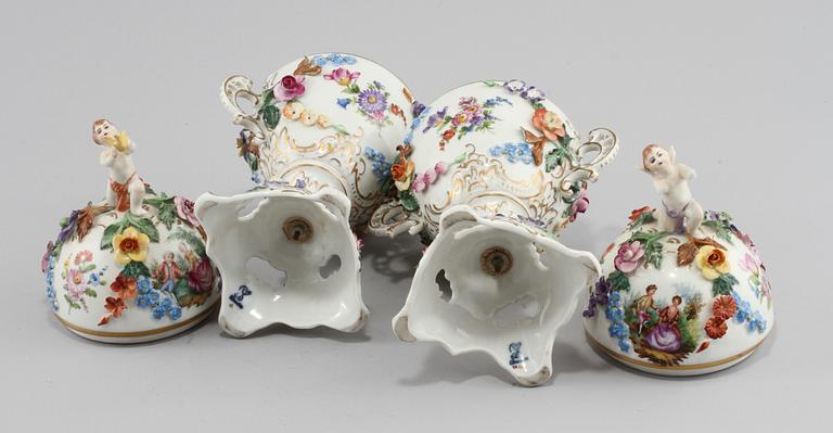 POTPURRIURNOR, 2 st, snarlika, porslin, Dresden, 1900-tal.