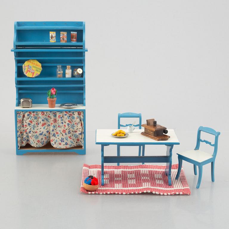 Dockskåpsmöbler, 6 delar samt accessoarer, Berit Bergström, Nolbyn, Värmländskt Hantverk, 1940-/50-tal.