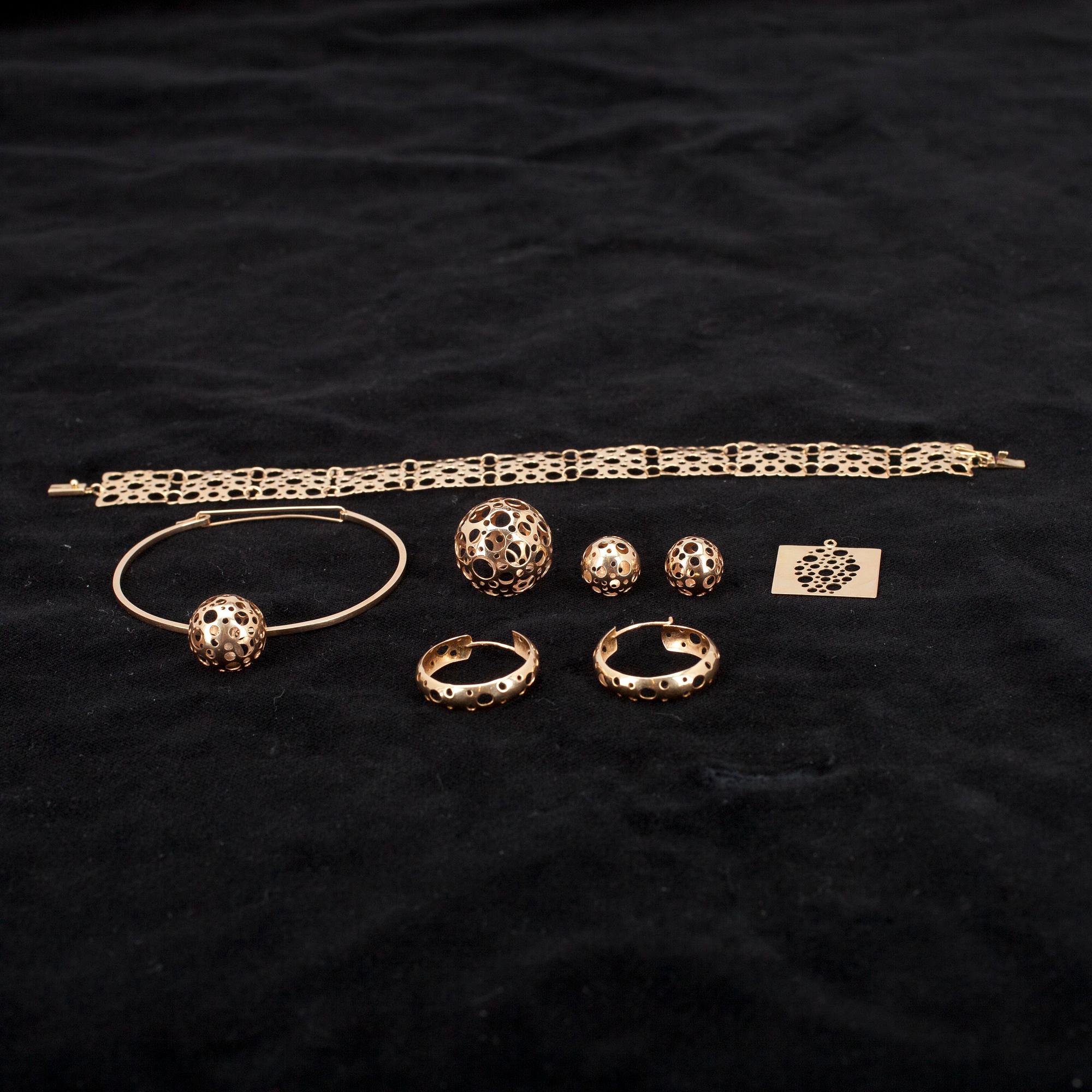 SMYCKEN, 7 st. guld 14K, Liisa Vitali. NW Helsingfors 1970-tal. Vikt ca. 22,5 g.
