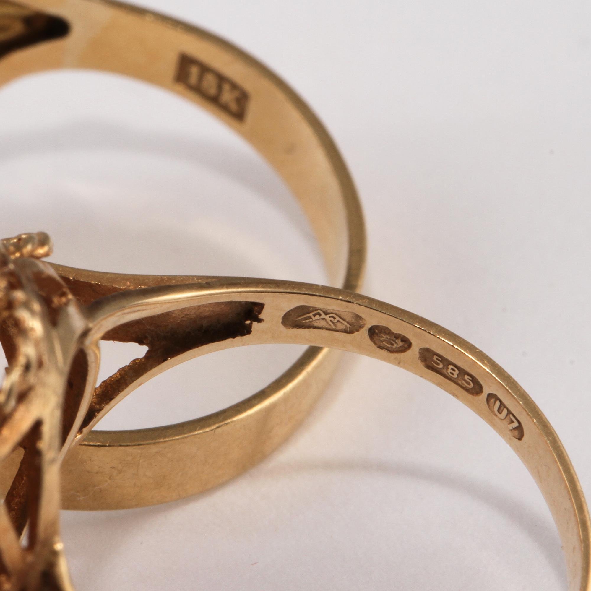 RINGAR, 2 st, 14 respektive 18k guld samt månsten, delvis Finland, 1973. Vikt 7 g.