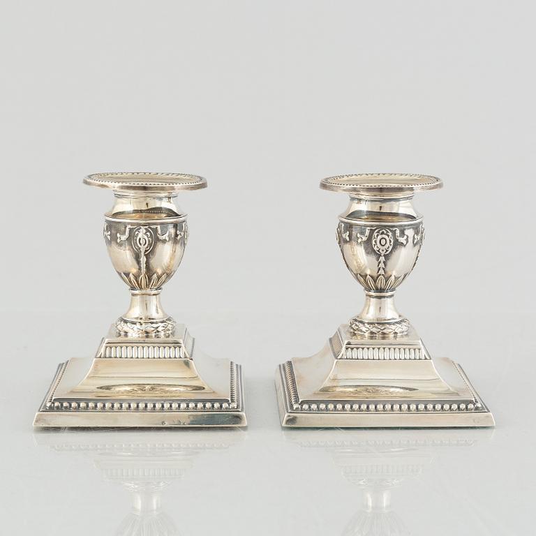 A pair of English silver candlesticks, mark of Fordham & Faulkner,  Birmingham, England 1904.