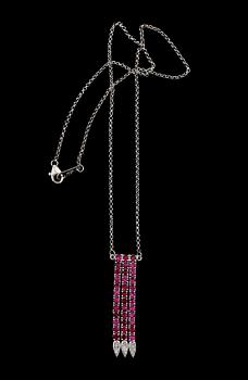 COLLIER, 18 k guld, Pozzo, Italien, rubiner och briljantslipade diamanter. Vikt ca 7,6 g.