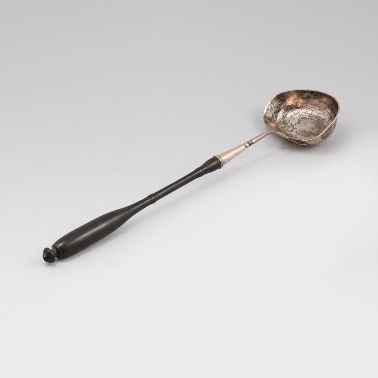 SOPPSLEV, silver och trä, Anders Hallman, Stockholm, 1797. Vikt ca 120 g.